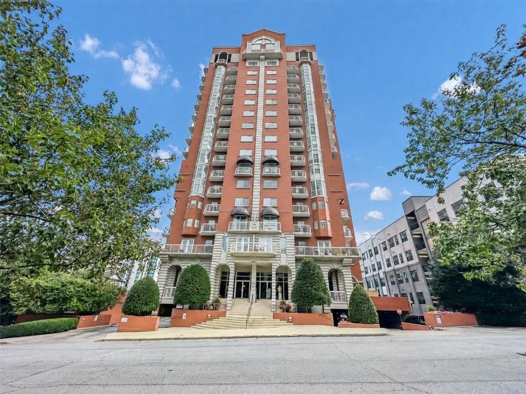 2 bedroom, 2 bathroom, 1,680 sq ft condominium for sale at 3435 Kingsboro Road 1301, Atlanta, GA 30326 — photo 4