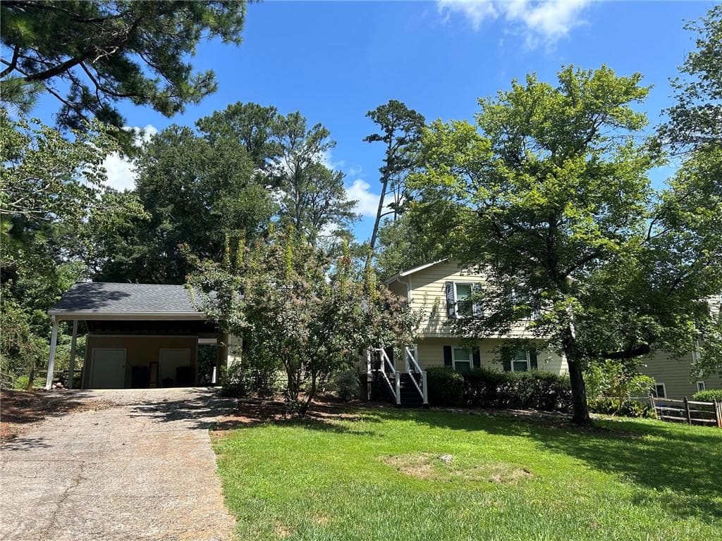 4 bedroom, 3 bathroom, 1,592 sq ft single family residence for rent at 9775 Loblolly Lane, Roswell, GA 30075 for $2,700 a month — photo 1 of 20