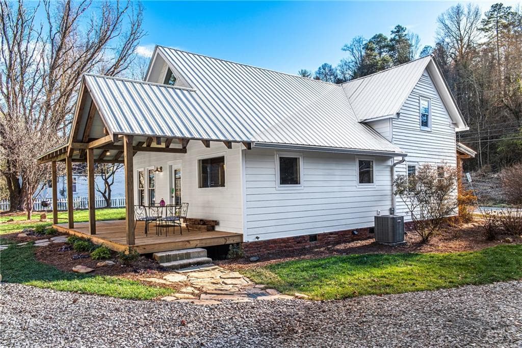 2 bedroom, 2 bathroom, 1,487 sq ft single family residence for sale at 8679 Lakewood Highway, Mineral Bluff, GA 30559