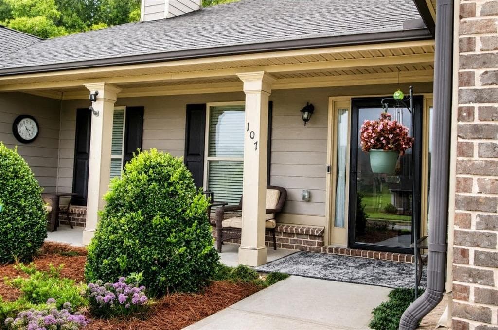 4 bedroom, 3 bathroom, 2,277 sq ft single family residence for sale at 107 Cooper Court, Statham, GA 30666 — photo 3