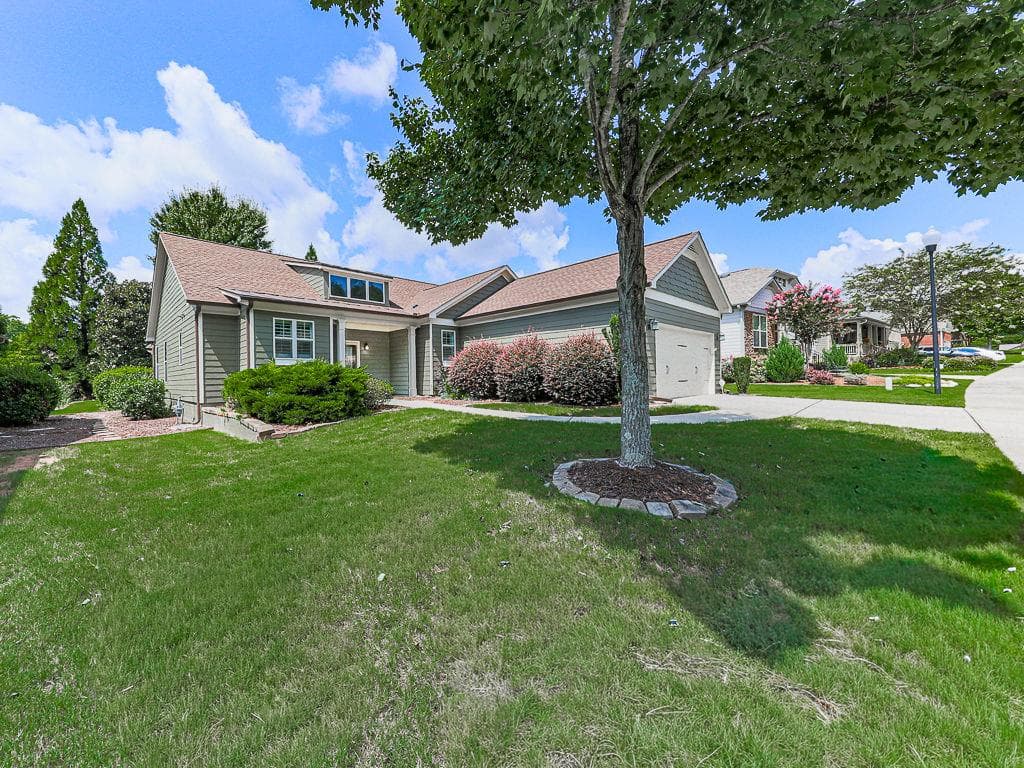 2 bedroom, 2 bathroom, 2,200 sq ft single family residence under contract at 424 Larkspur Drive, Canton, GA 30114 — photo 4