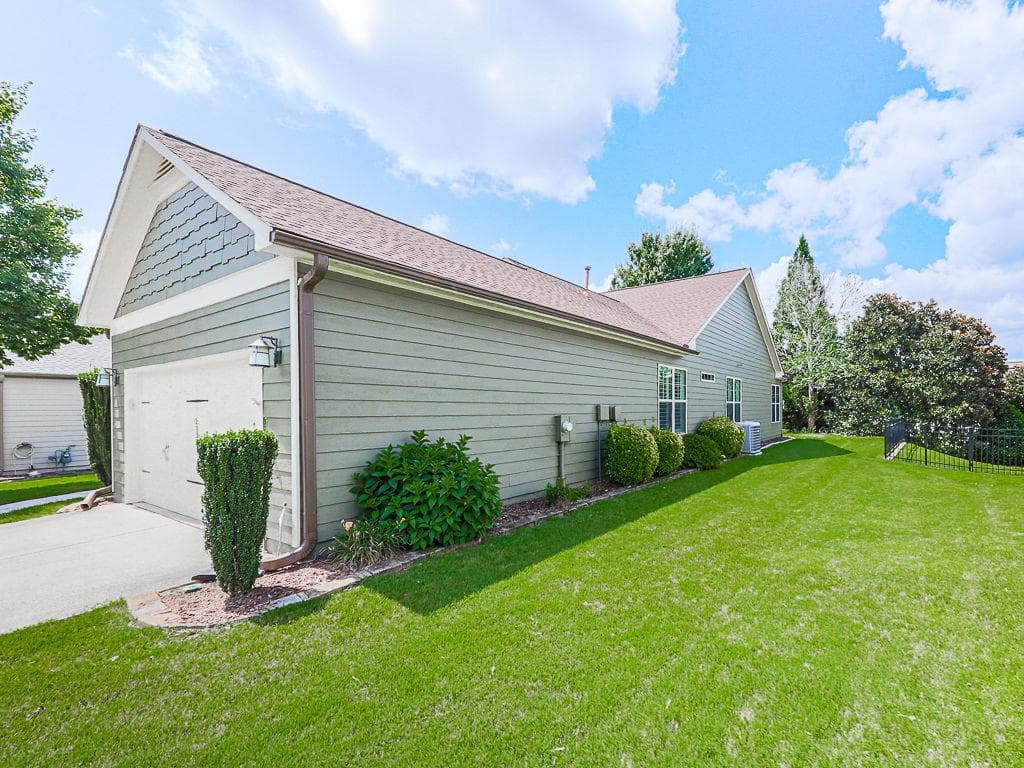 2 bedroom, 2 bathroom, 2,200 sq ft single family residence under contract at 424 Larkspur Drive, Canton, GA 30114 — photo 8