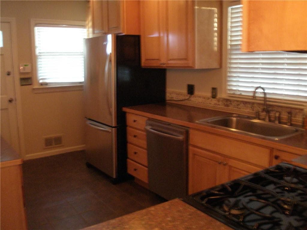 2 bedroom, 2 bathroom, 1,252 sq ft single family residence under contract at 3962 Chamblee Dunwoody Road, Atlanta, GA 30341 — photo 2