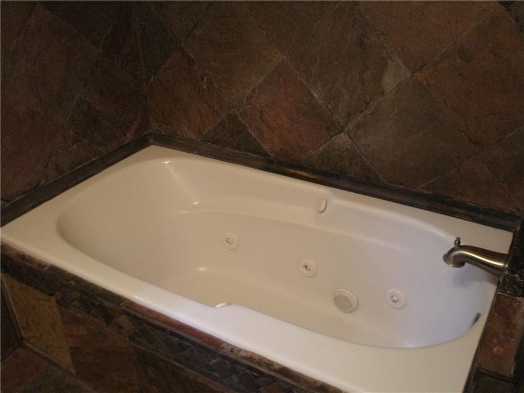2 bedroom, 2 bathroom, 1,252 sq ft single family residence under contract at 3962 Chamblee Dunwoody Road, Atlanta, GA 30341 — photo 5