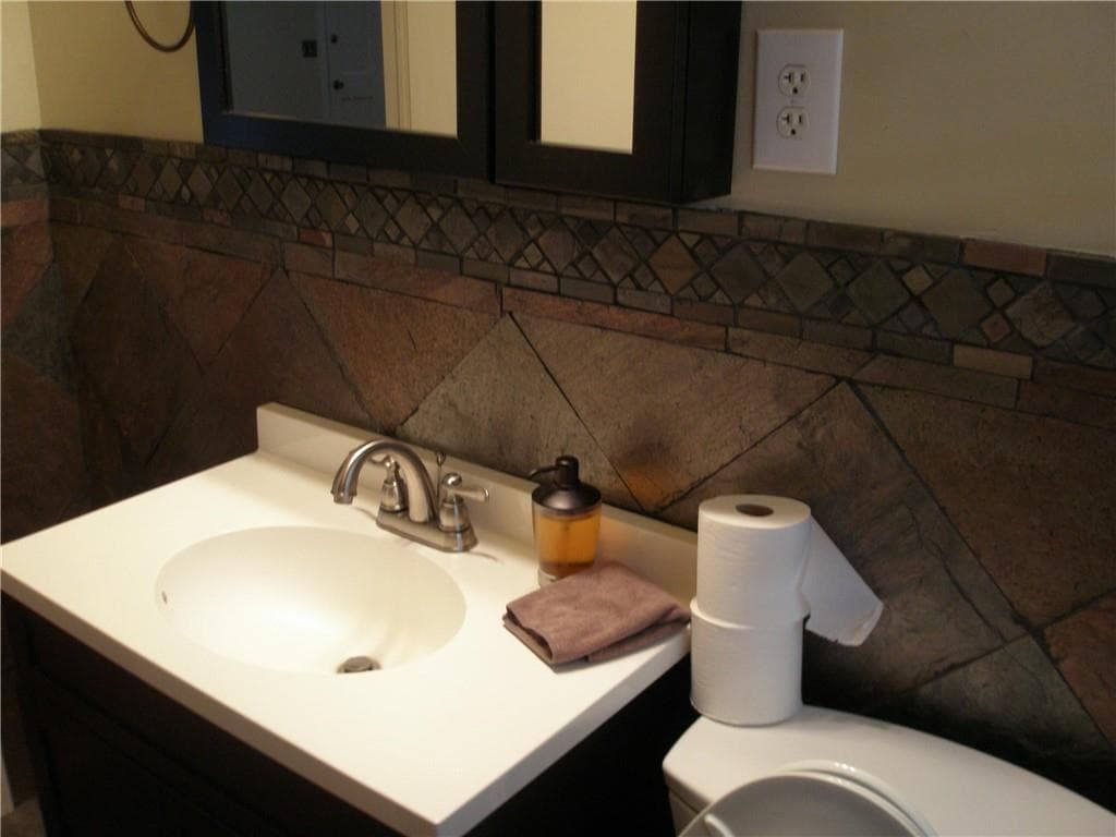 2 bedroom, 2 bathroom, 1,252 sq ft single family residence under contract at 3962 Chamblee Dunwoody Road, Atlanta, GA 30341 — photo 9