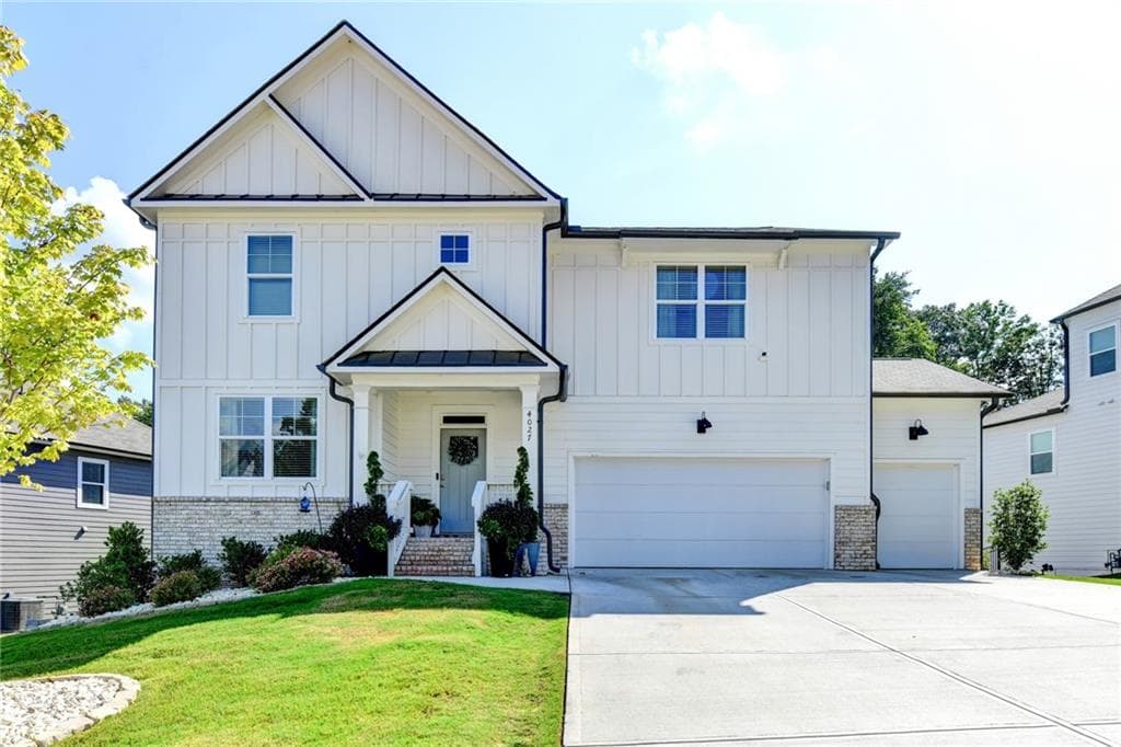 5 bedroom, 3 bathroom, 3,386 sq ft single family residence under contract at 4027 Peregrine Way, Gainesville, GA 30506 — photo 2