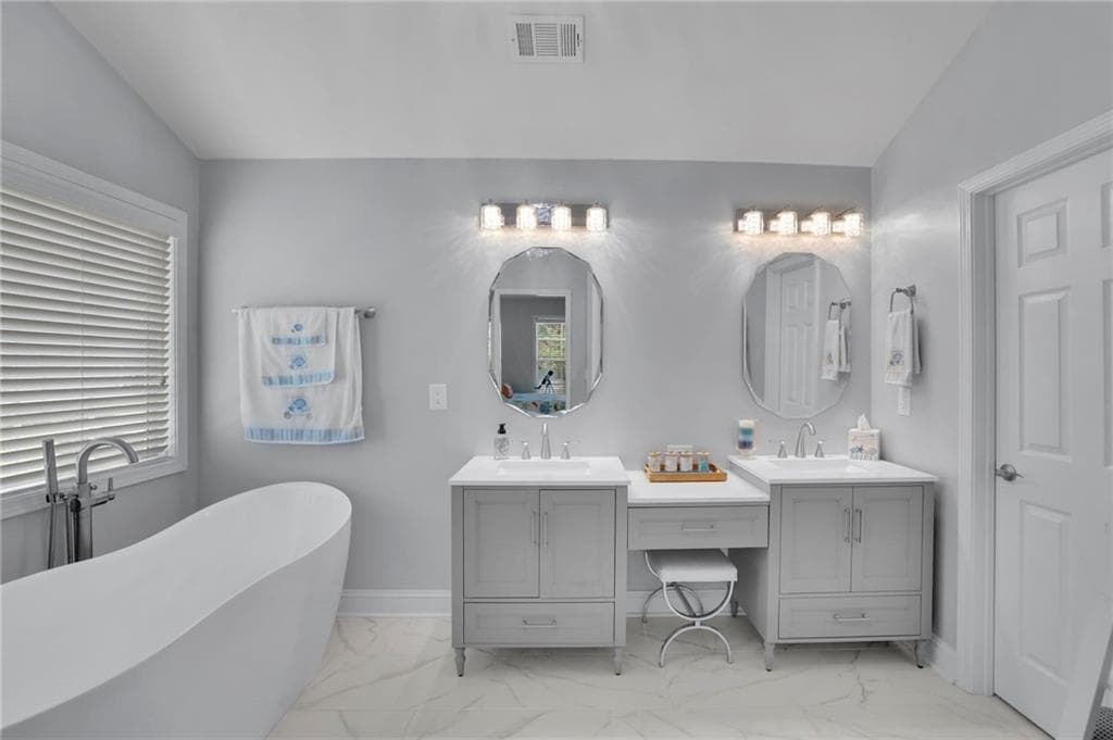 3 bedroom, 3 bathroom, 2,416 sq ft single family residence under contract at 2446 Battery Pointe, Lawrenceville, GA 30043 — photo 3