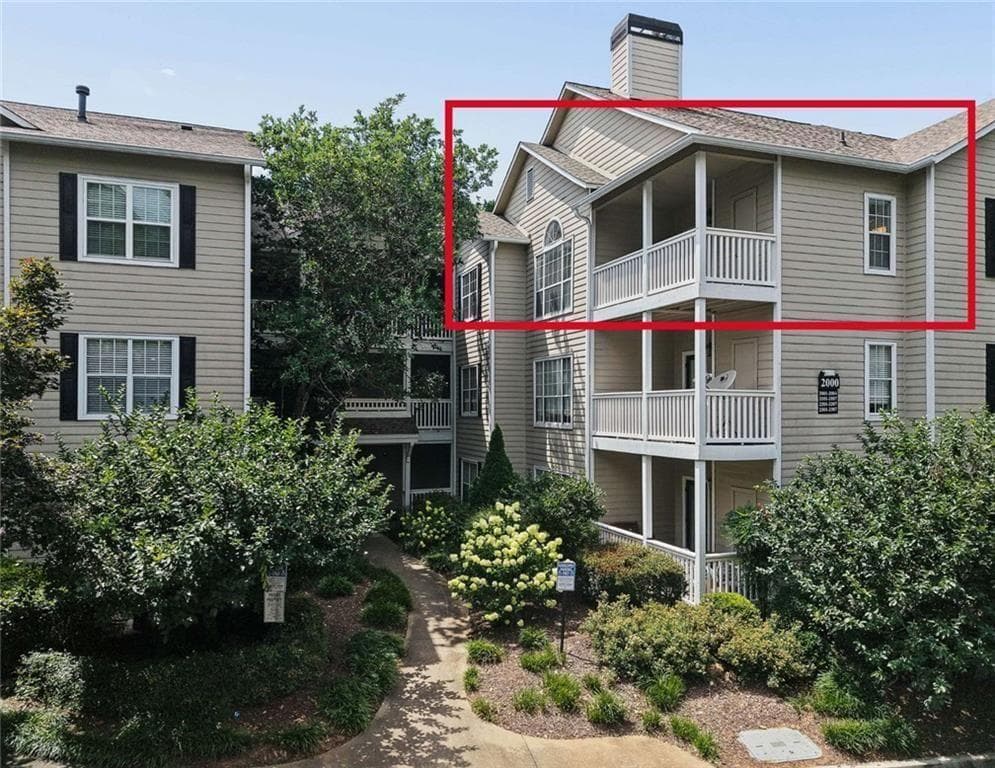 2 bedroom, 2 bathroom, 1,301 sq ft condominium for sale at 1250 Parkwood Circle 2302, Atlanta, GA 30339 — photo 1 of 35