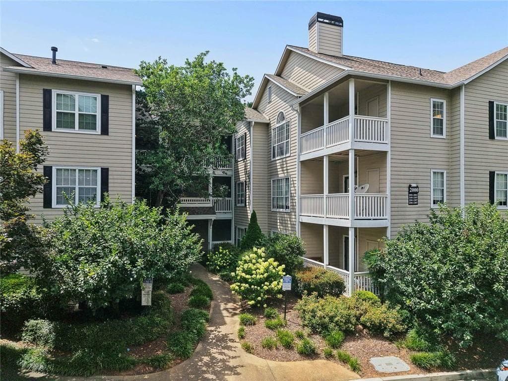 2 bedroom, 2 bathroom, 1,301 sq ft condominium for sale at 1250 Parkwood Circle 2302, Atlanta, GA 30339 — photo 4