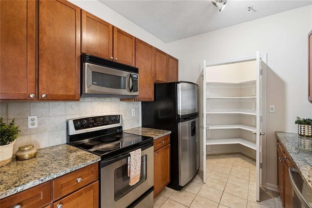 2 bedroom, 2 bathroom, 1,301 sq ft condominium for sale at 1250 Parkwood Circle 2302, Atlanta, GA 30339 — photo 6