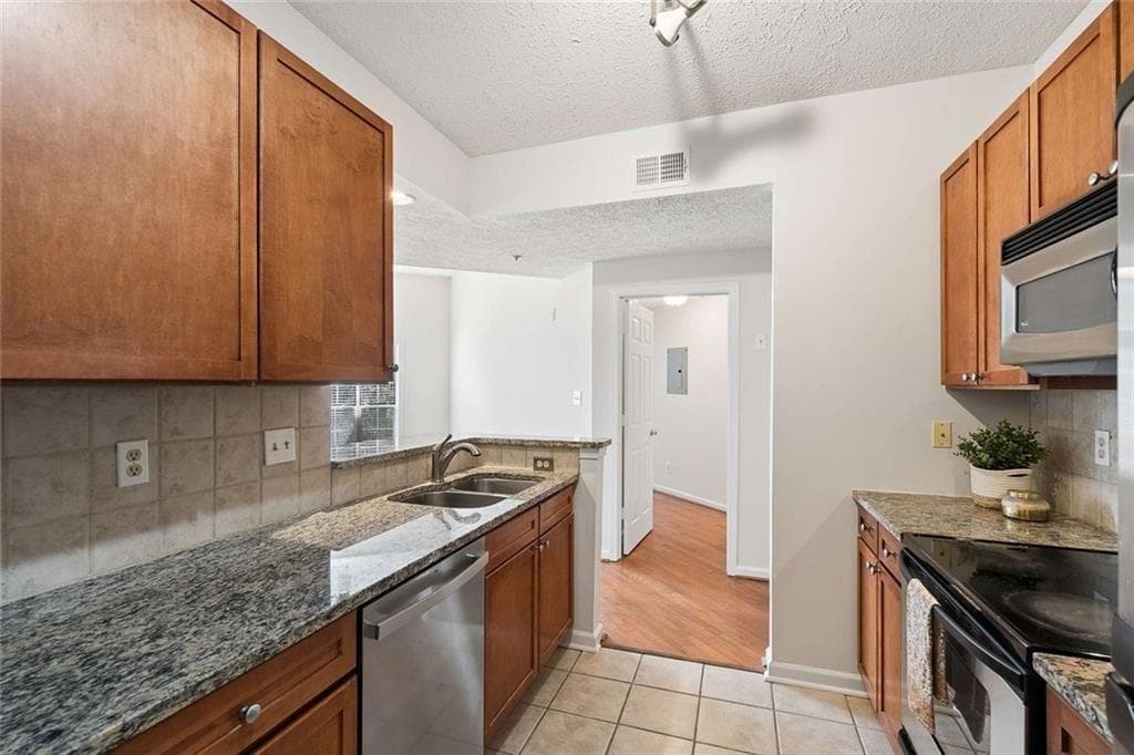 2 bedroom, 2 bathroom, 1,301 sq ft condominium for sale at 1250 Parkwood Circle 2302, Atlanta, GA 30339 — photo 7