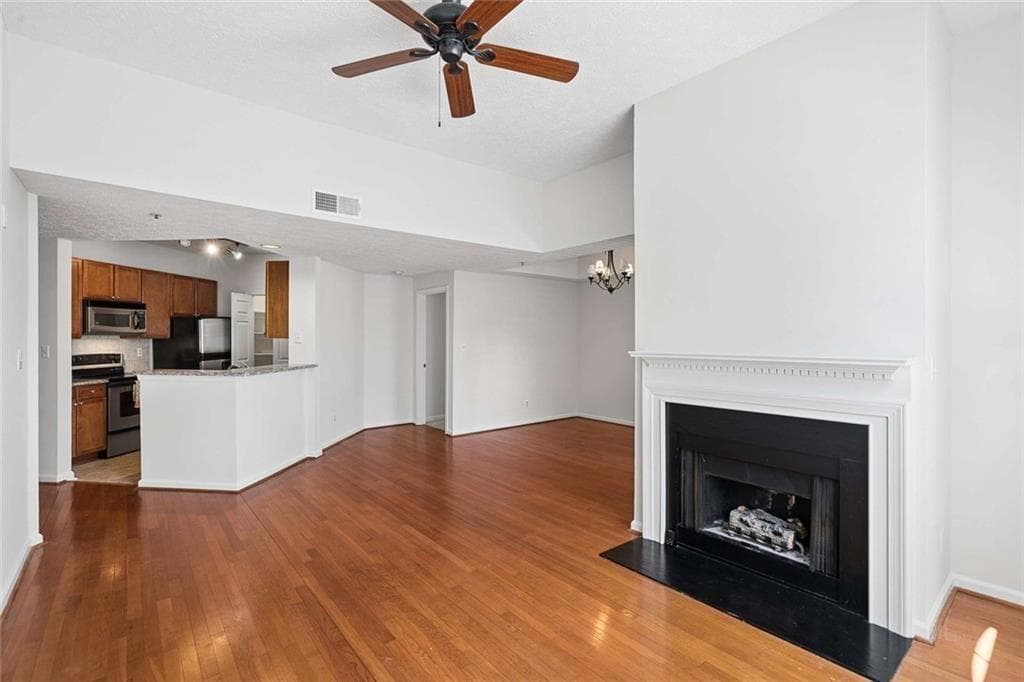 2 bedroom, 2 bathroom, 1,301 sq ft condominium for sale at 1250 Parkwood Circle 2302, Atlanta, GA 30339 — photo 8