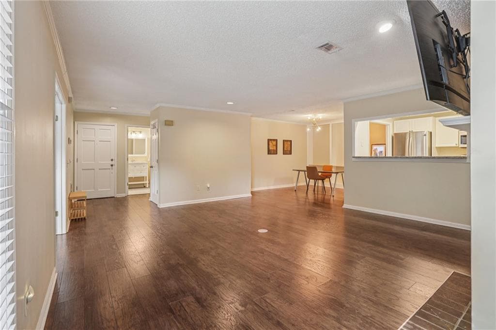 2 bedroom, 2 bathroom, 1,404 sq ft condominium for sale at 208 Bainbridge Drive, Sandy Springs, GA 30327 — photo 4