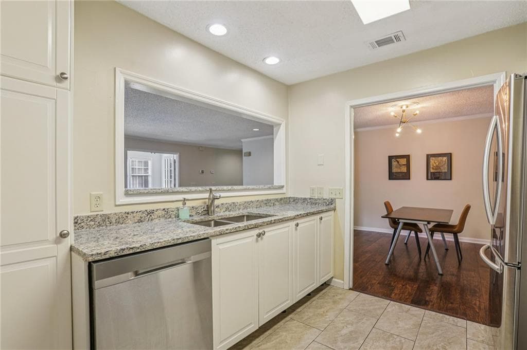 2 bedroom, 2 bathroom, 1,404 sq ft condominium for sale at 208 Bainbridge Drive, Sandy Springs, GA 30327 — photo 7