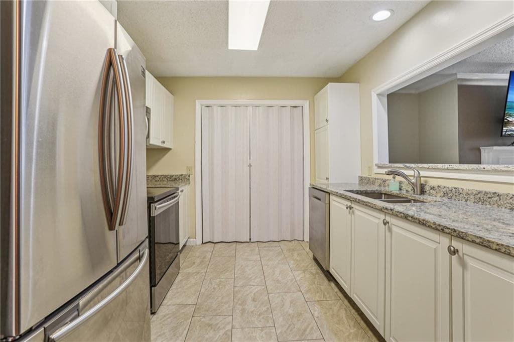 2 bedroom, 2 bathroom, 1,404 sq ft condominium for sale at 208 Bainbridge Drive, Sandy Springs, GA 30327 — photo 8