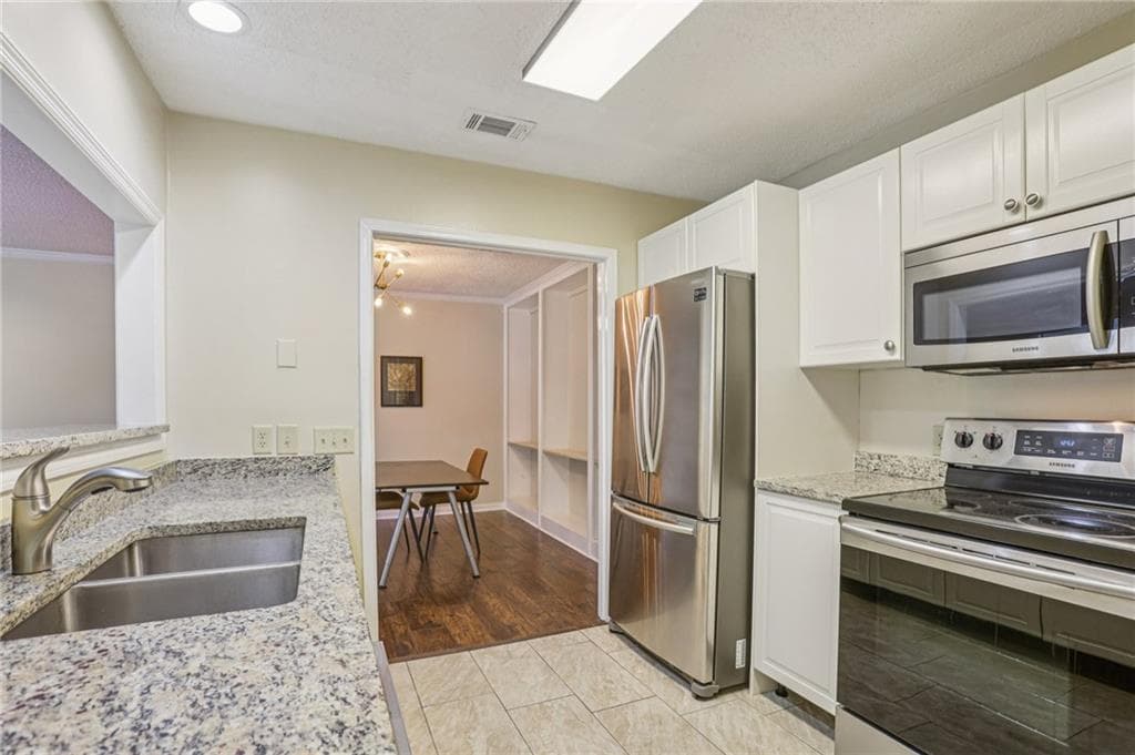 2 bedroom, 2 bathroom, 1,404 sq ft condominium for sale at 208 Bainbridge Drive, Sandy Springs, GA 30327 — photo 9