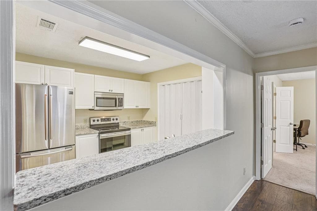 2 bedroom, 2 bathroom, 1,404 sq ft condominium for sale at 208 Bainbridge Drive, Sandy Springs, GA 30327 — photo 6