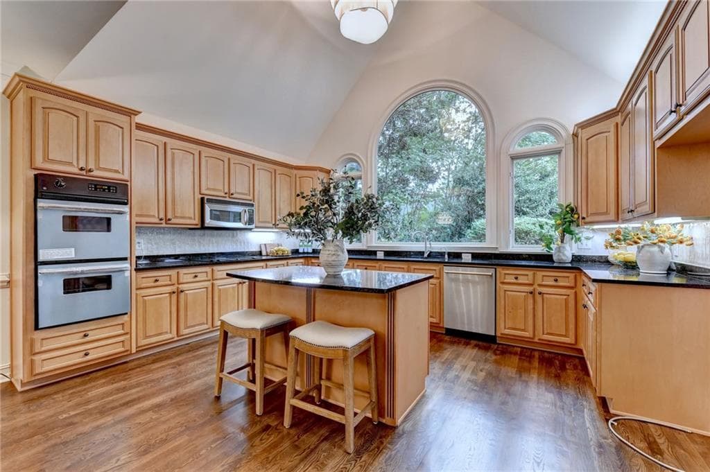 5 bedroom, 6 bathroom, 5,312 sq ft single family residence for sale at 610 Turbridge Court, Johns Creek, GA 30022 — photo 7