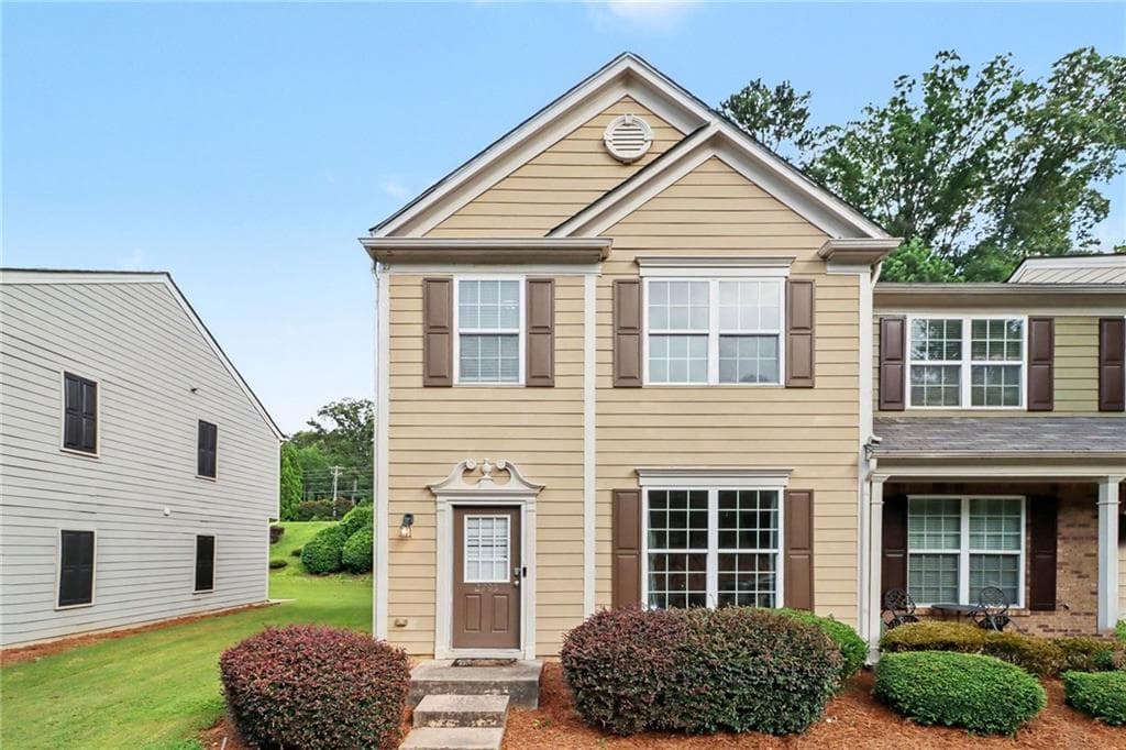 3 bedroom, 3 bathroom, 1,470 sq ft townhouse for sale at 2795 Deerwood Lane, Atlanta, GA 30331 — photo 1 of 15