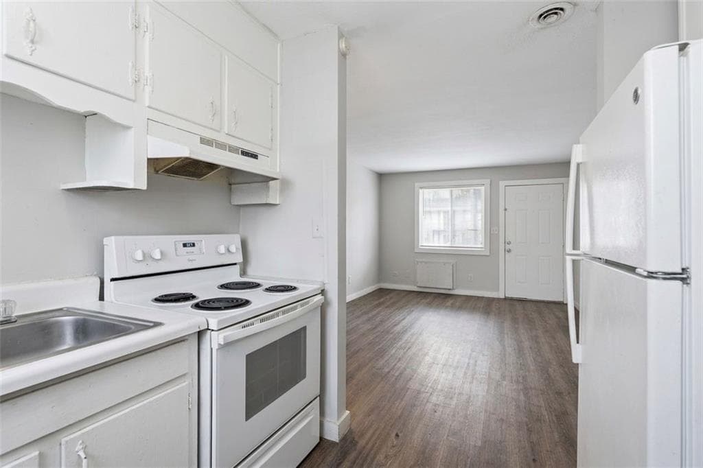 2 bedroom, 1 bathroom, 700 sq ft apartment for rent at 696 Hill Street 1, Forest Park, GA 30297 for $1,175 a month — photo 3