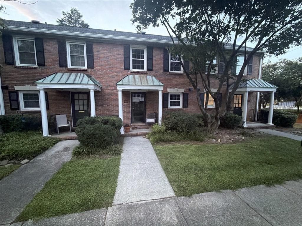 2 bedroom, 2 bathroom, 1,100 sq ft condominium under contract at 6700 Roswell Road 33E, Sandy Springs, GA 30328
