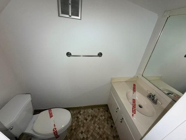 2 bedroom, 2 bathroom, 1,100 sq ft condominium under contract at 6700 Roswell Road 33E, Sandy Springs, GA 30328 — photo 2