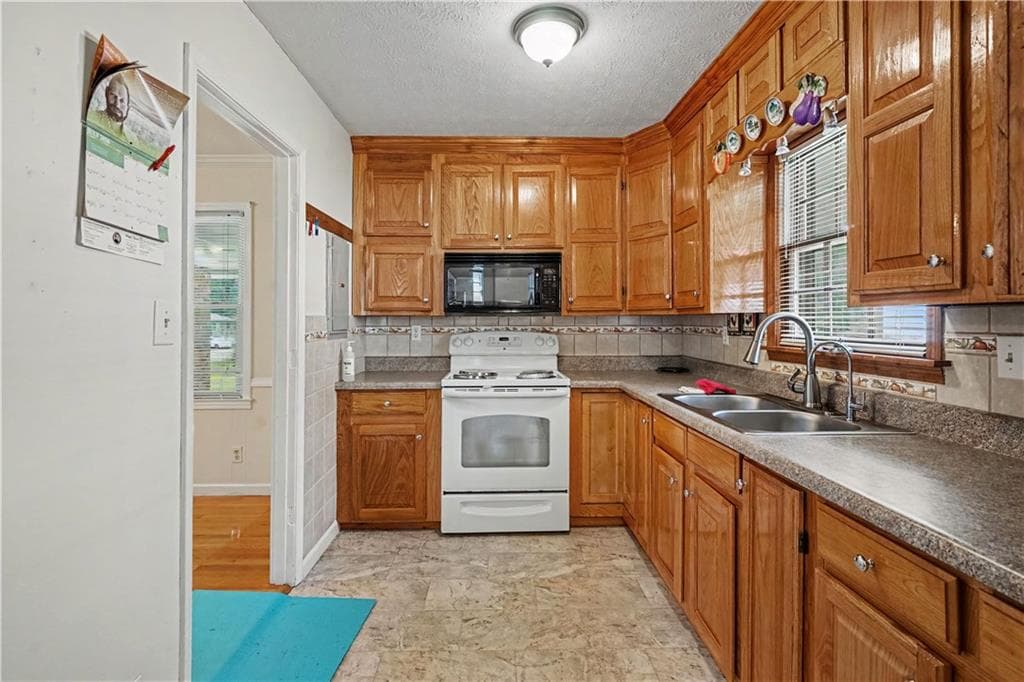 3 bedroom, 2 bathroom, 1,589 sq ft single family residence for sale at 3418 Lake Drive, Lawrenceville, GA 30044 — photo 10