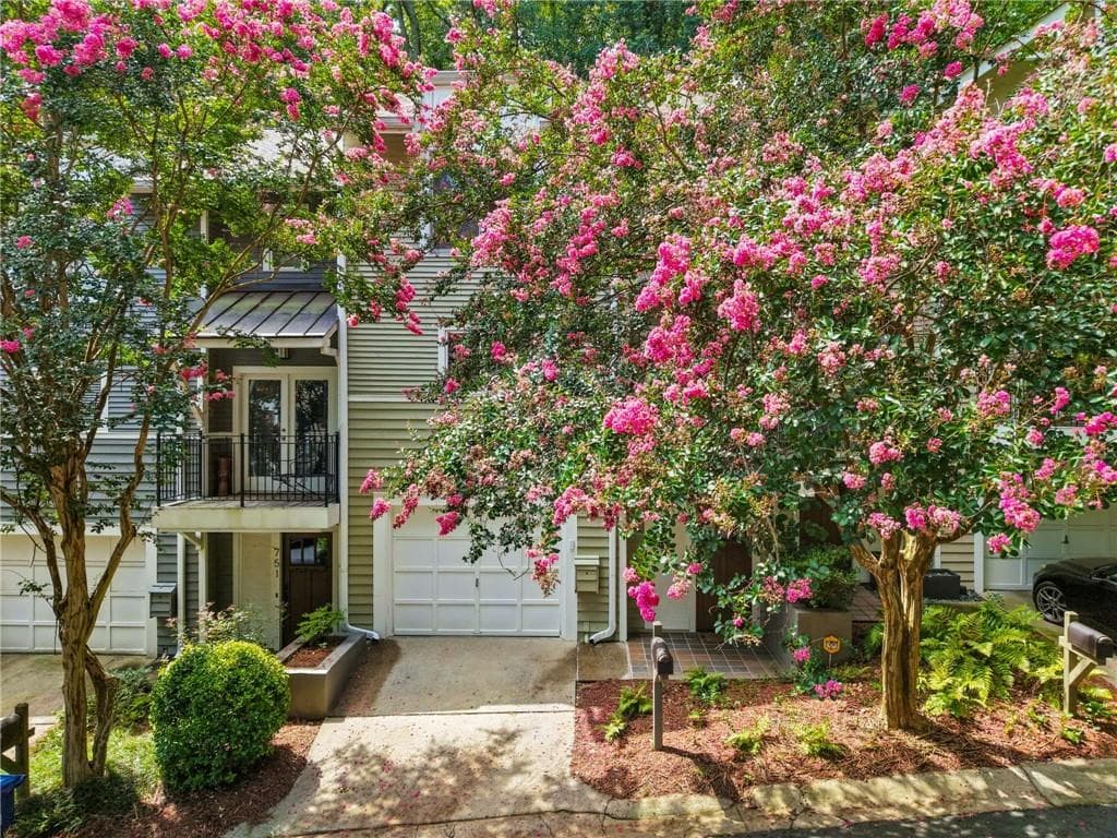 3 bedroom, 3 bathroom, 1,700 sq ft townhouse for sale at 749 Hillpine Terrace, Atlanta, GA 30306 — photo 2