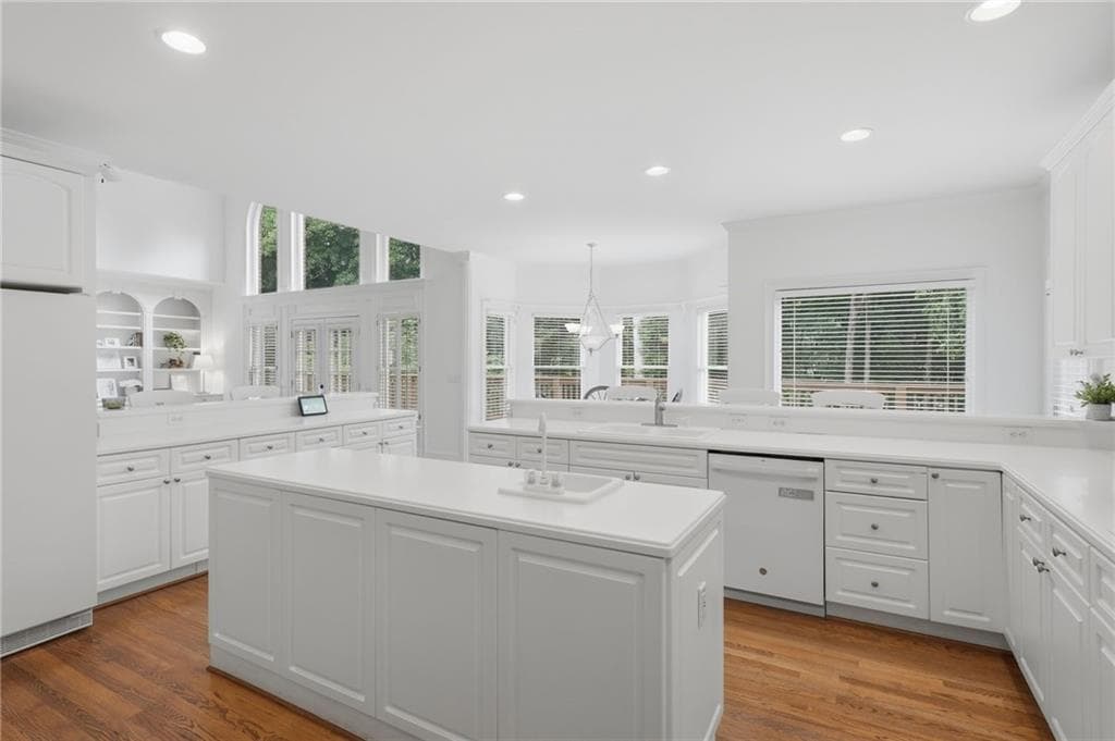 6 bedroom, 5 bathroom, 6,027 sq ft single family residence under contract at 12125 Helleri Hollow, Johns Creek, GA 30005 — photo 4