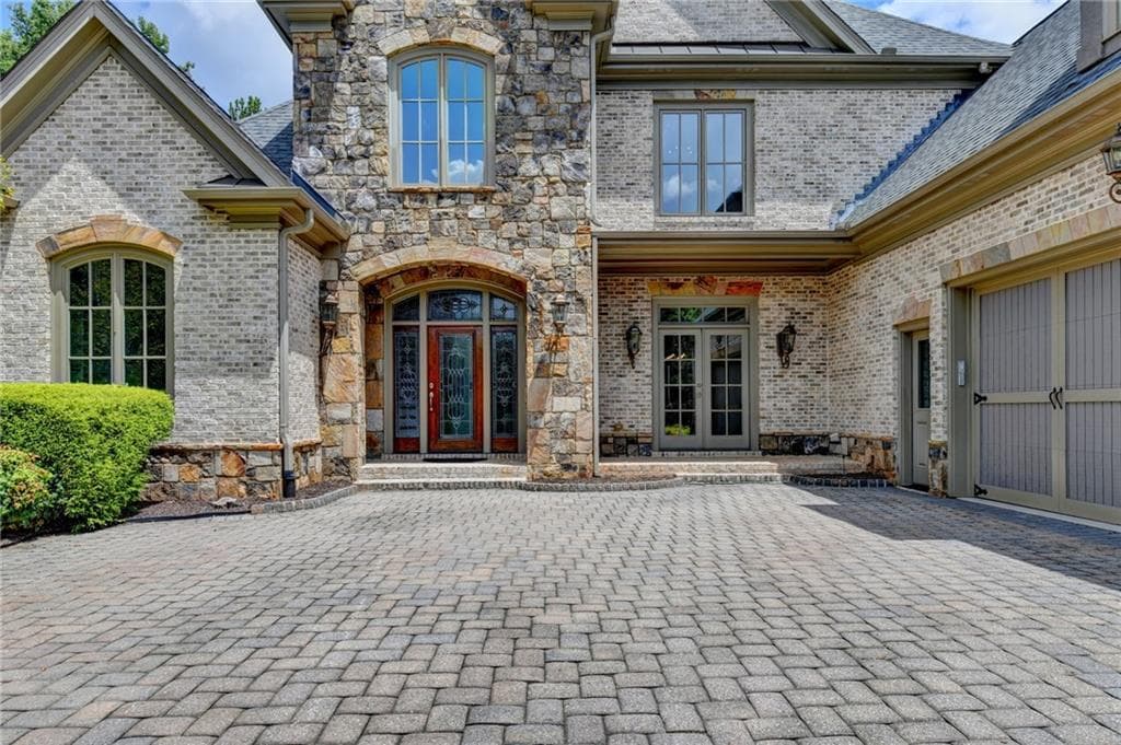 5 bedroom, 6 bathroom, 7,051 sq ft single family residence under contract at 8330 Royal Melbourne Way, Duluth, GA 30097 — photo 10
