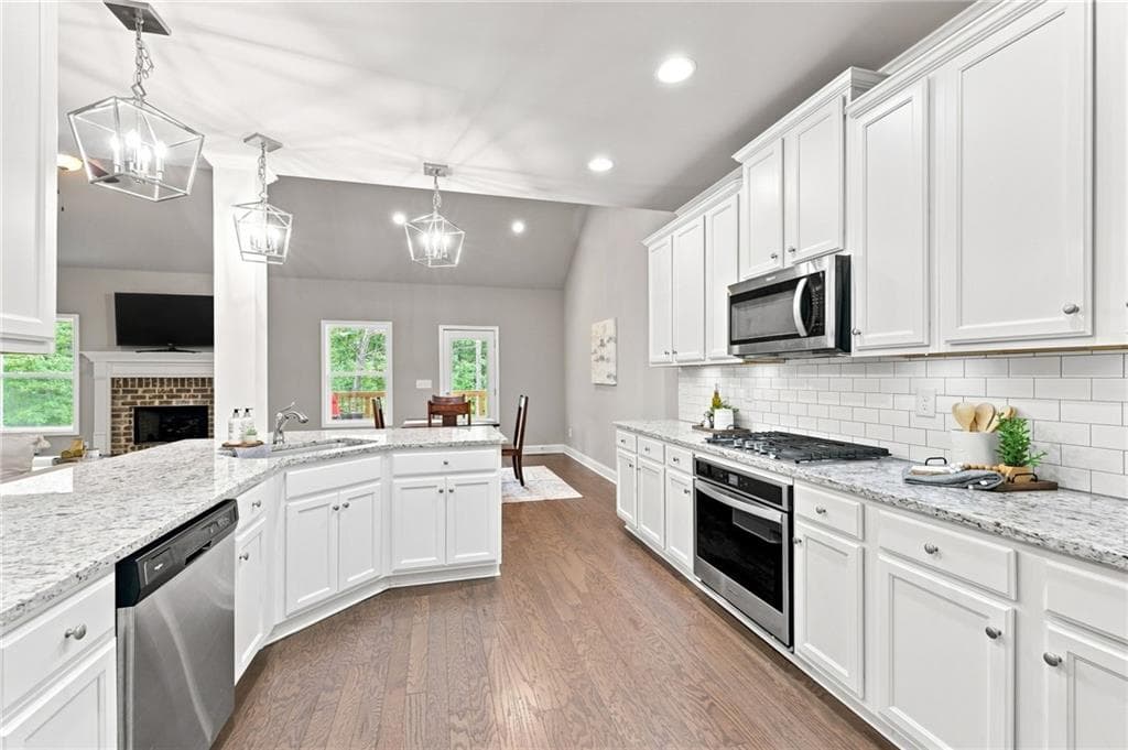 4 bedroom, 3 bathroom, 2,520 sq ft single family residence under contract at 8130 Calloway Club Drive, Cumming, GA 30028 — photo 4