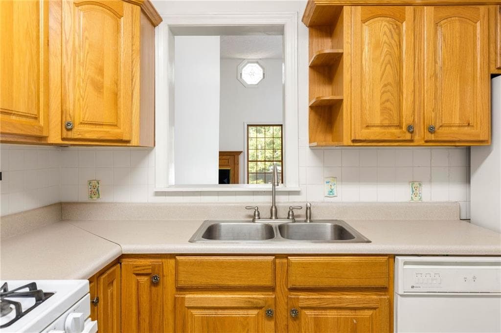 2 bedroom, 2 bathroom, 1,680 sq ft single family residence for sale at 2510 Jewel Street, East Point, GA 30344 — photo 9