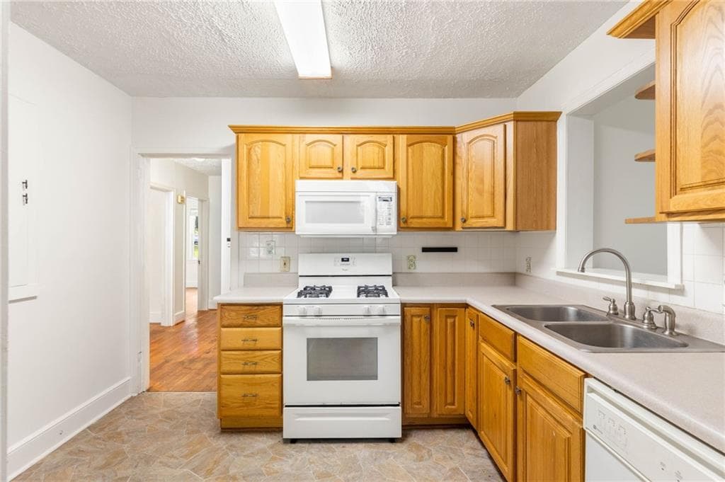 2 bedroom, 2 bathroom, 1,680 sq ft single family residence for sale at 2510 Jewel Street, East Point, GA 30344 — photo 10