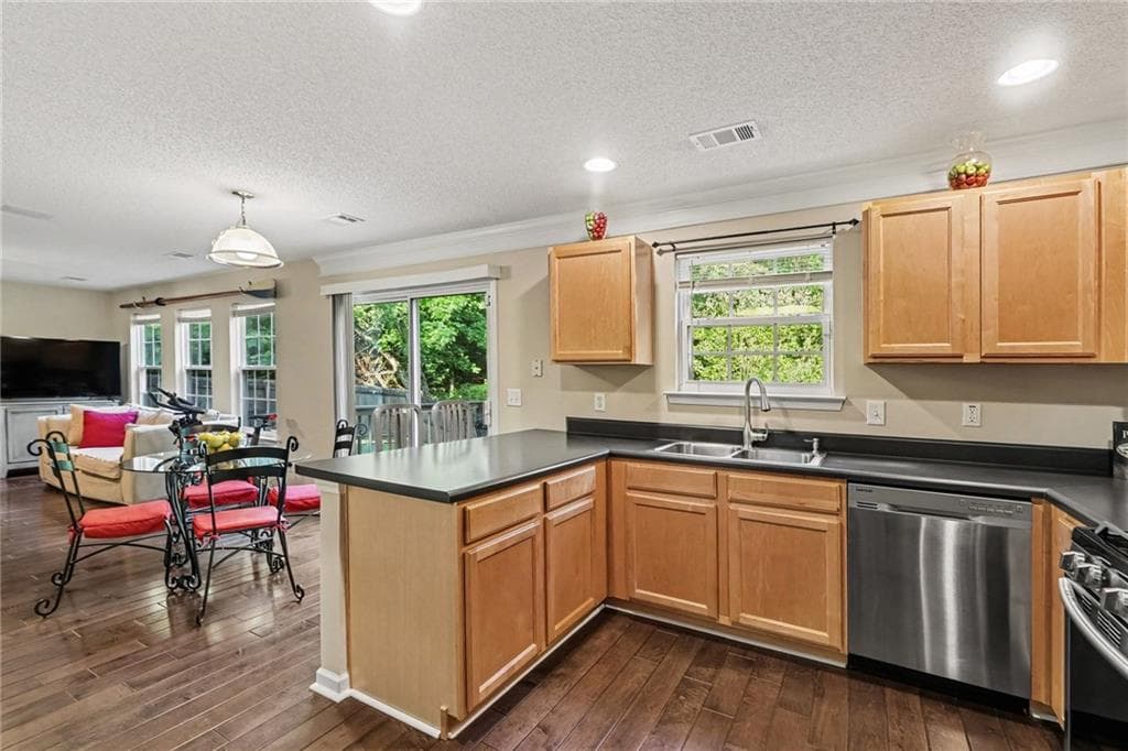 4 bedroom, 3 bathroom, 2,200 sq ft single family residence under contract at 6738 Brookfield Way, Douglasville, GA 30134 — photo 9