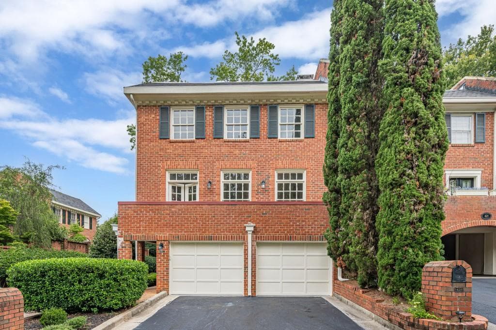 4 bedroom, 3 bathroom, 2,100 sq ft townhouse for sale at 420 Jefferson Circle, Sandy Springs, GA 30328 — photo 2