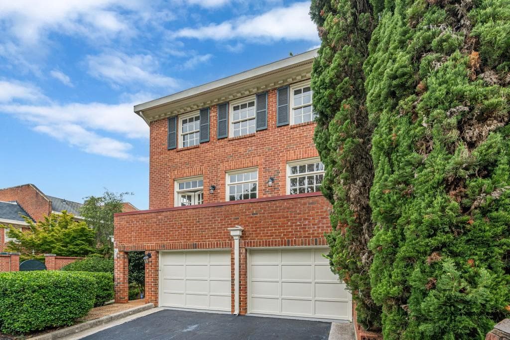 4 bedroom, 3 bathroom, 2,100 sq ft townhouse for sale at 420 Jefferson Circle, Sandy Springs, GA 30328 — photo 3