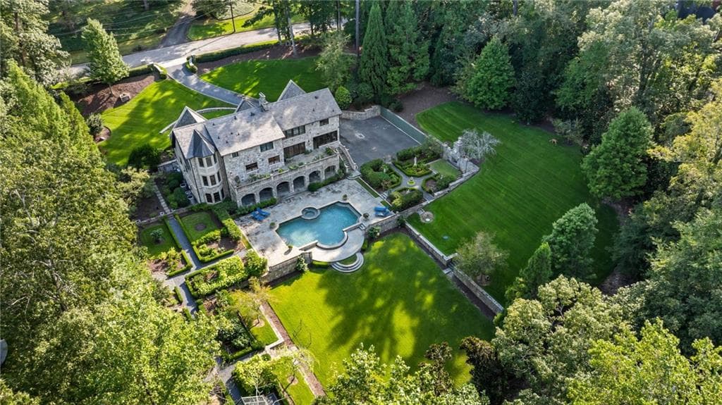 5 bedroom, 6 bathroom, 6,471 sq ft single family residence under contract at 1919 River Forest Road, Atlanta, GA 30327 — photo 4