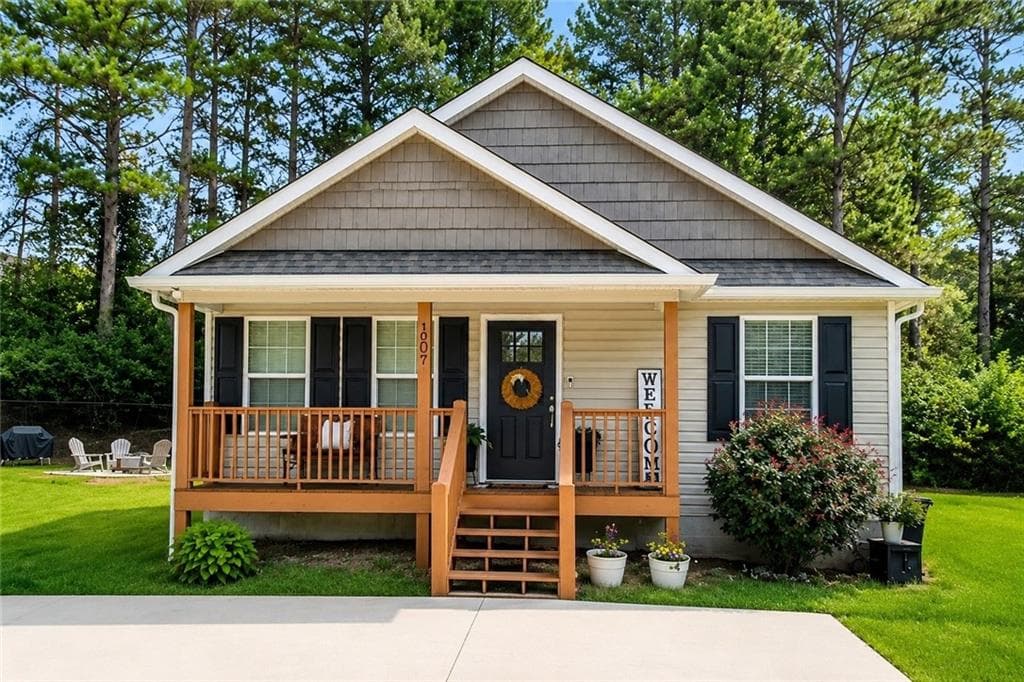 3 bedroom, 2 bathroom, 1,260 sq ft single family residence under contract at 209 Roslyn Court, Dalton, GA 30720