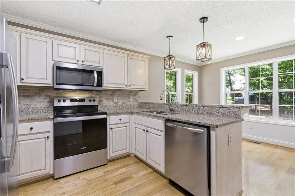 3 bedroom, 2 bathroom, 2,536 sq ft single family residence under contract at 24 Walnut Lane, Cartersville, GA 30121 — photo 10