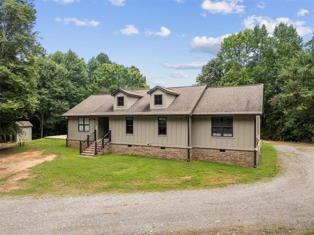 3 bedroom, 2 bathroom, 1,783 sq ft single family residence under contract at 1358 Reeves Station Road, Calhoun, GA 30701 — photo 3