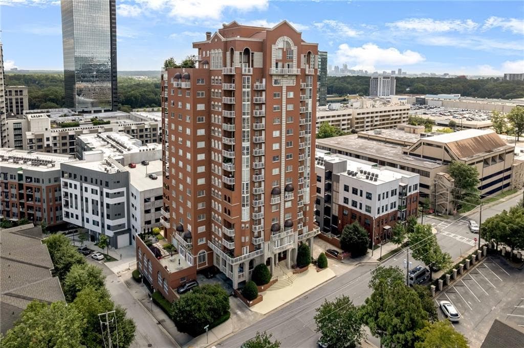 2 bedroom, 2 bathroom, 1,870 sq ft condominium for sale at 3435 Kingsboro Road 1504, Atlanta, GA 30326 — photo 1 of 34