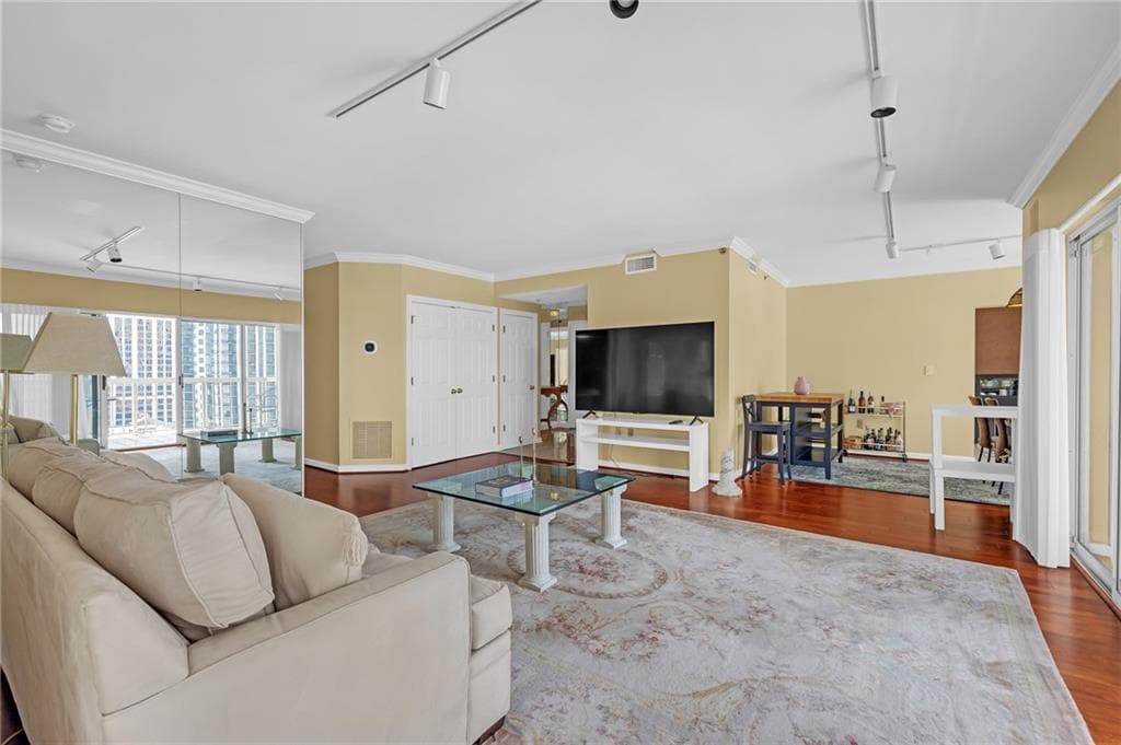2 bedroom, 2 bathroom, 1,870 sq ft condominium for sale at 3435 Kingsboro Road 1504, Atlanta, GA 30326 — photo 7