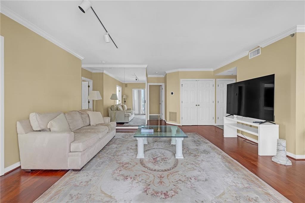 2 bedroom, 2 bathroom, 1,870 sq ft condominium for sale at 3435 Kingsboro Road 1504, Atlanta, GA 30326 — photo 8