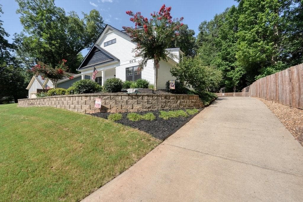 3 bedroom, 3 bathroom, 2,400 sq ft single family residence for sale at 4471 Mclain Circle, Acworth, GA 30101 — photo 3