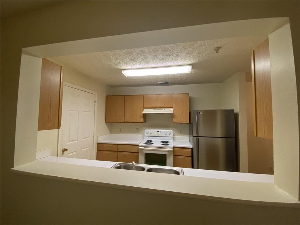 3 bedroom, 2 bathroom, 1,202 sq ft condominium for sale at 8204 Par Four Way, Lithonia, GA 30038 — photo 2