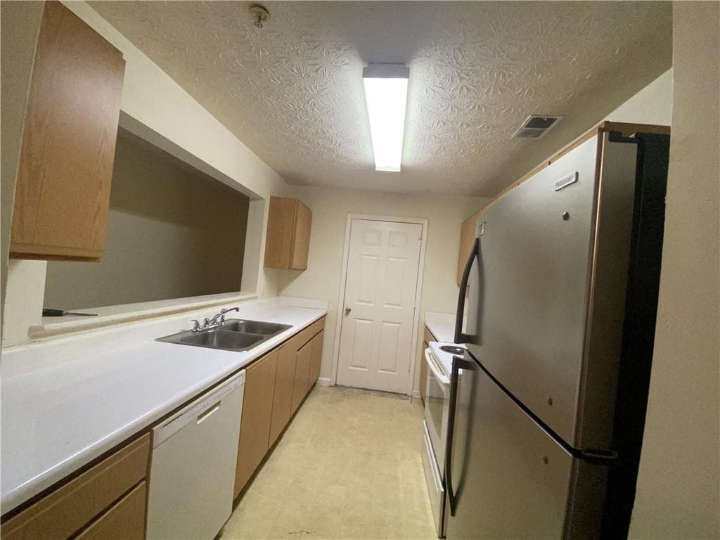 3 bedroom, 2 bathroom, 1,202 sq ft condominium for sale at 8204 Par Four Way, Lithonia, GA 30038 — photo 3