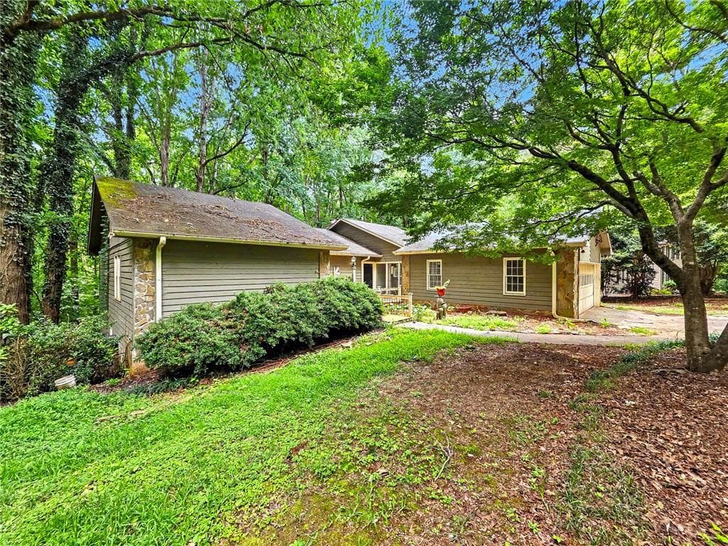 5 bedroom, 3 bathroom, 1,912 sq ft single family residence for sale at 1740 Deer Run Drive, Conyers, GA 30094 — photo 3