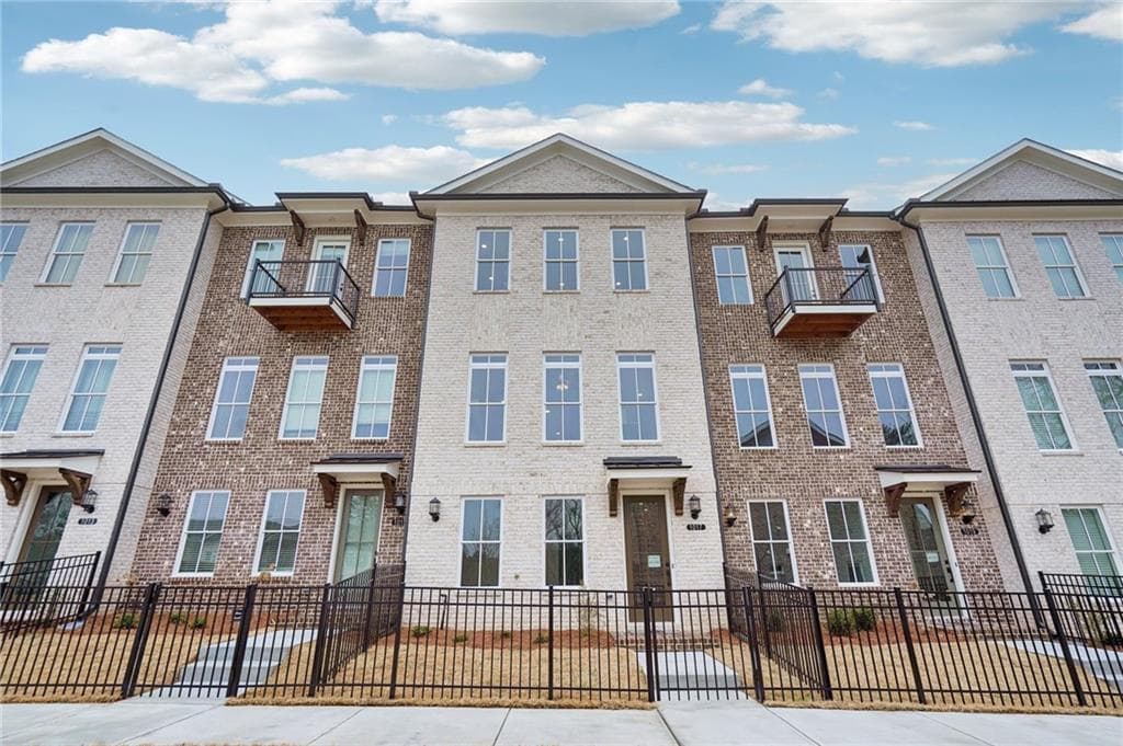 4 bedroom, 4 bathroom, 2,400 sq ft townhouse for sale at 909 Shire Elm Street 26, Johns Creek, GA 30022 — photo 2