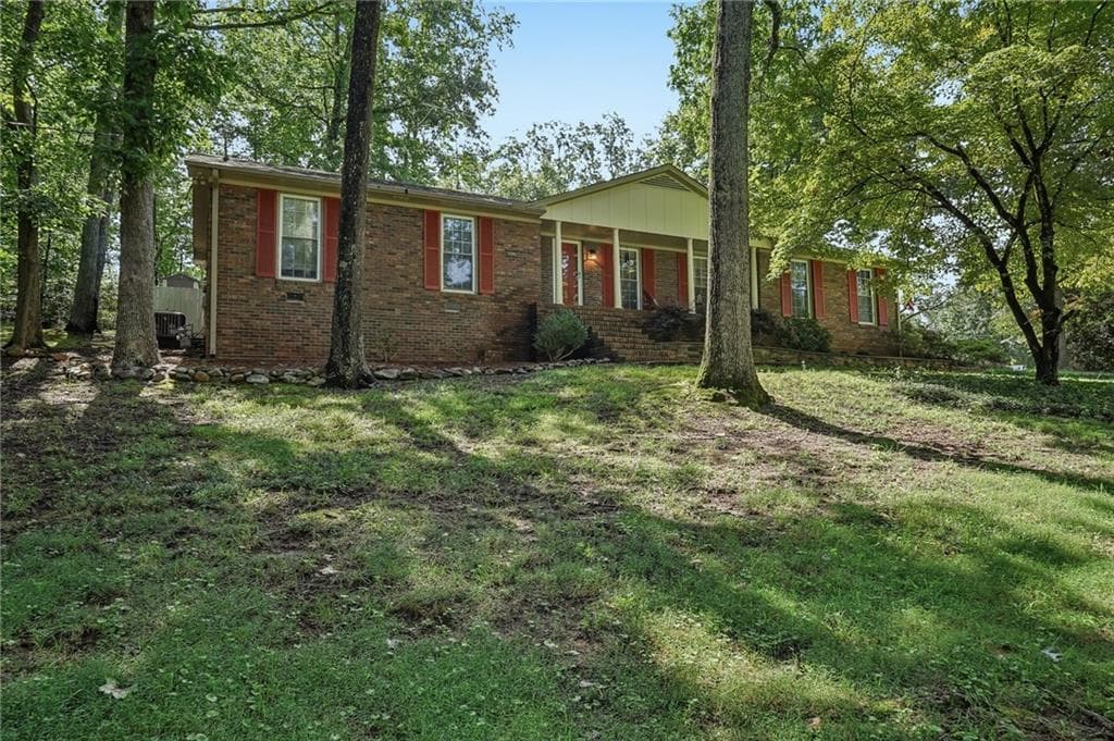 3 bedroom, 2 bathroom, 1,450 sq ft single family residence for sale at 1025 Greenwood Acres Drive, Cumming, GA 30040 — photo 4