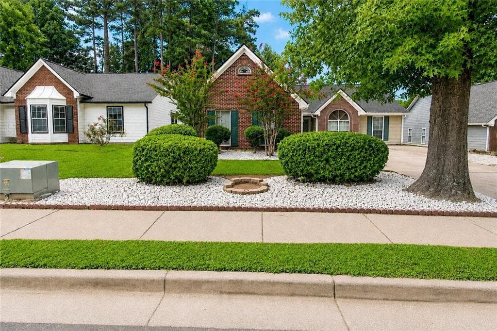 4 bedroom, 2 bathroom, 1,668 sq ft single family residence for sale at 5165 Sterling Trace Court, Lilburn, GA 30047 — photo 2